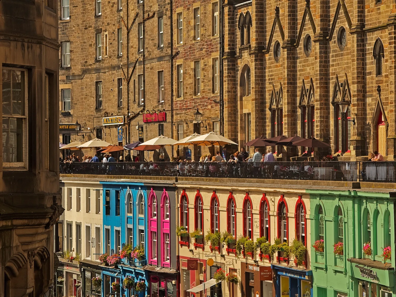 Verano en Edimburgo: festivales legendarios, jardines eternos y pubs que parecen no cerrar nunca
