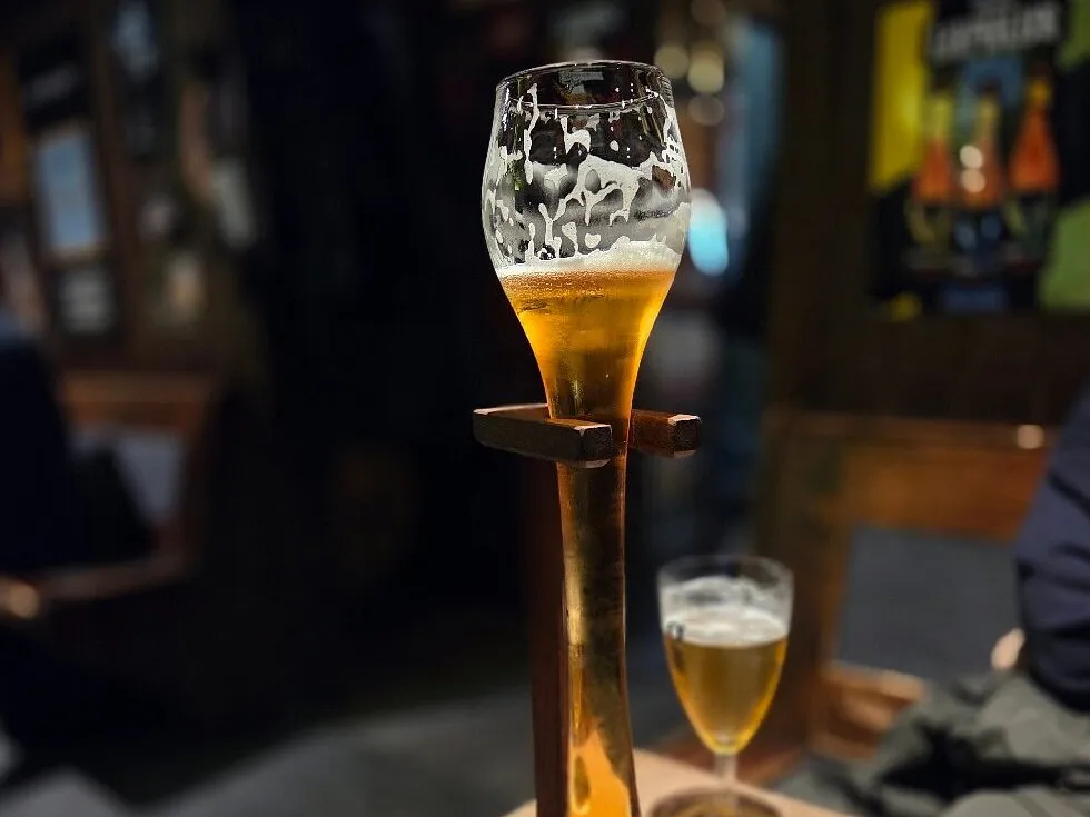 El bar de Gante donde cambias un zapato por cerveza